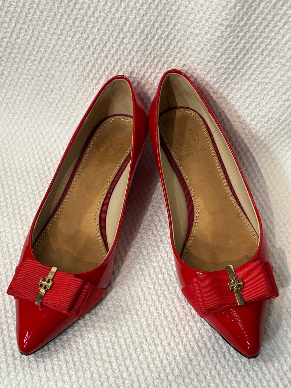 Tory Burch Sz 6 Red Pointed Toe Patent Bow wedges with Gold Logo on Bow